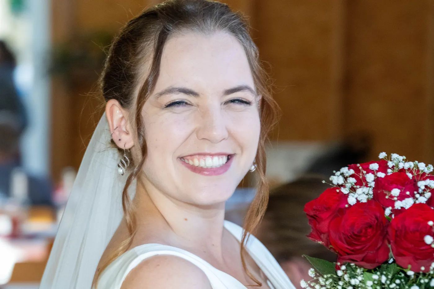 Portrait der Braut mit rotem Brautstrauß