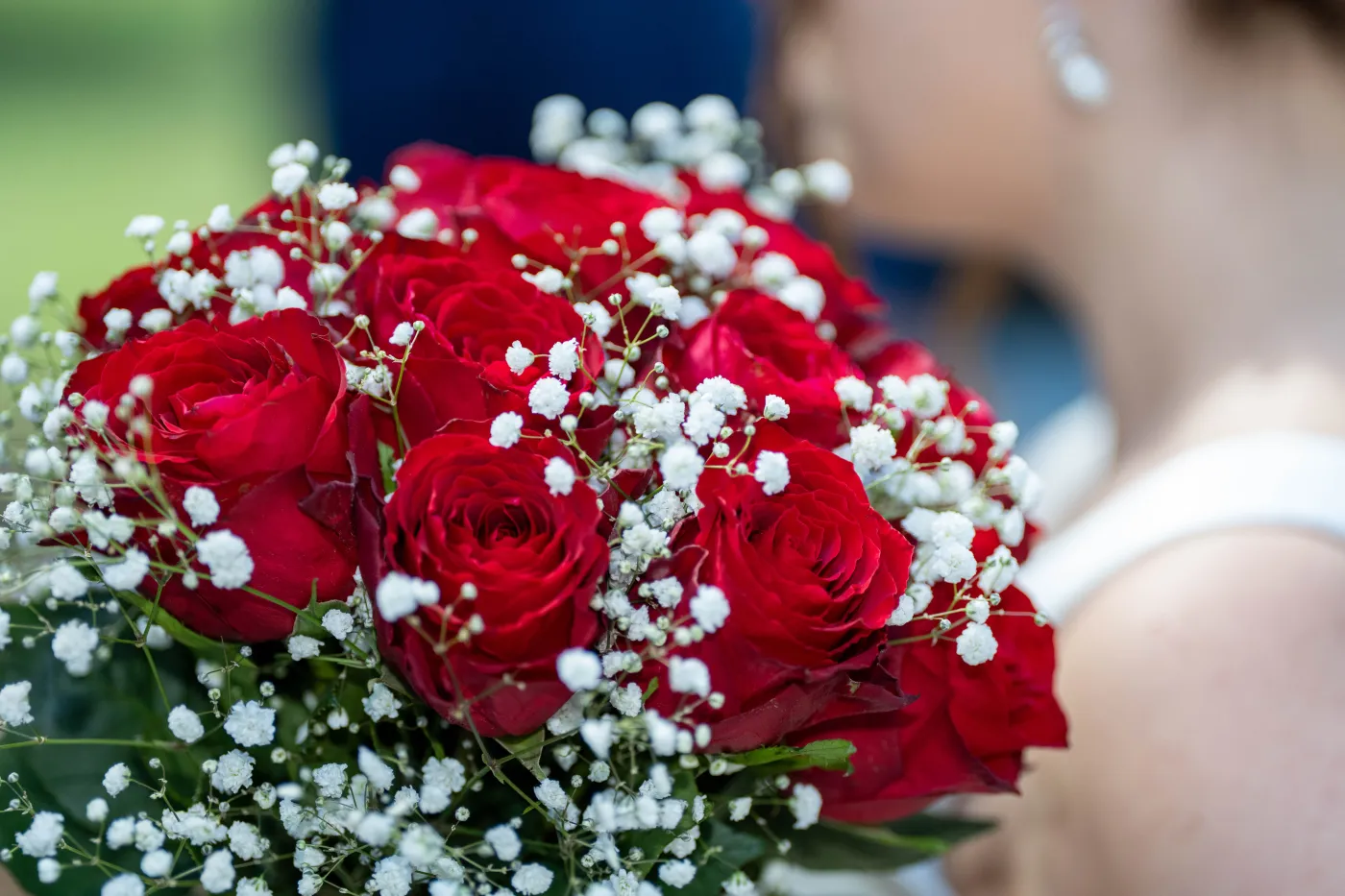 Brautstrauß aus roten Rosen in Nahaufnahme