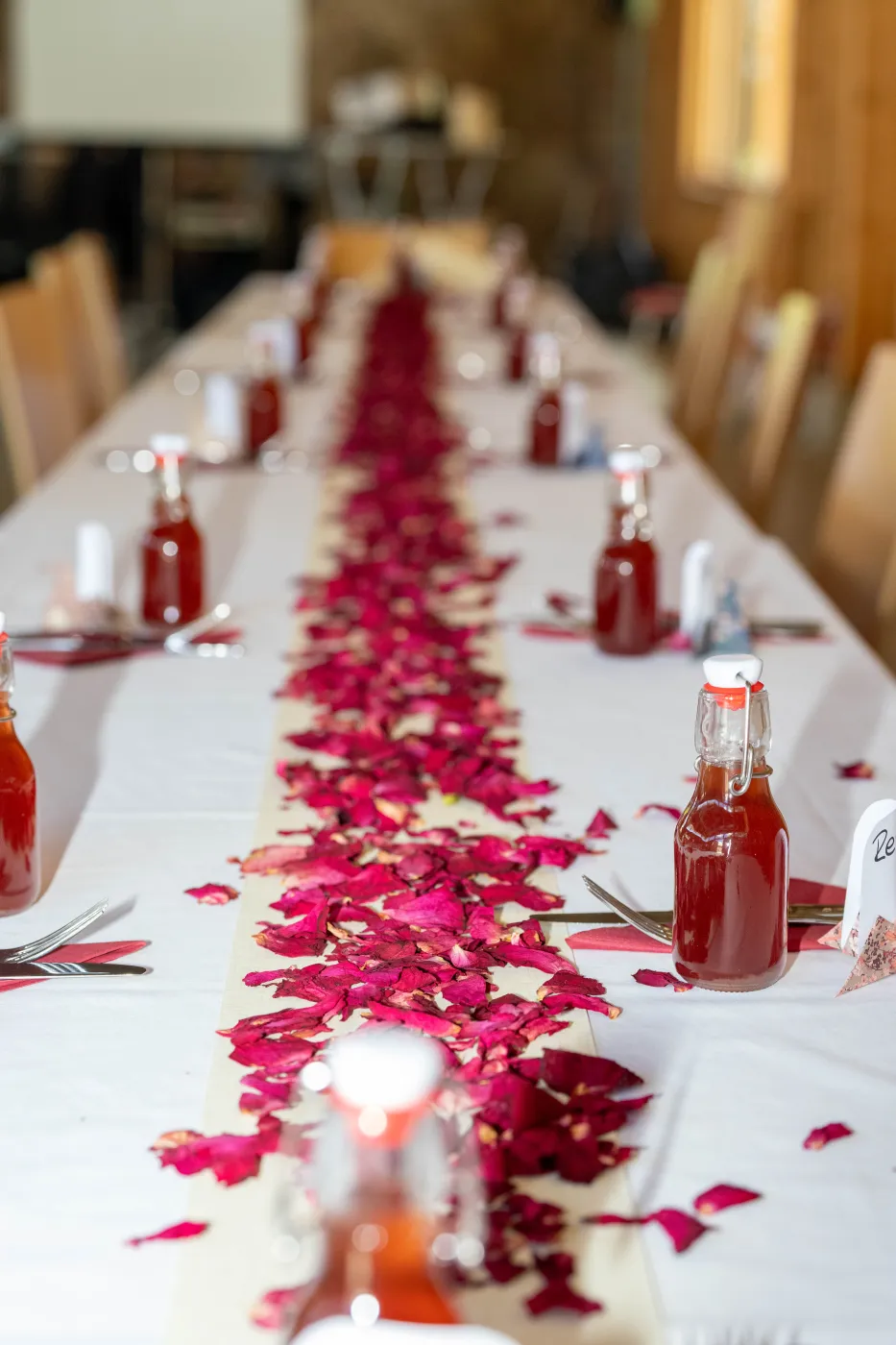 Festtafel mit Rosenblättern und Kerzen