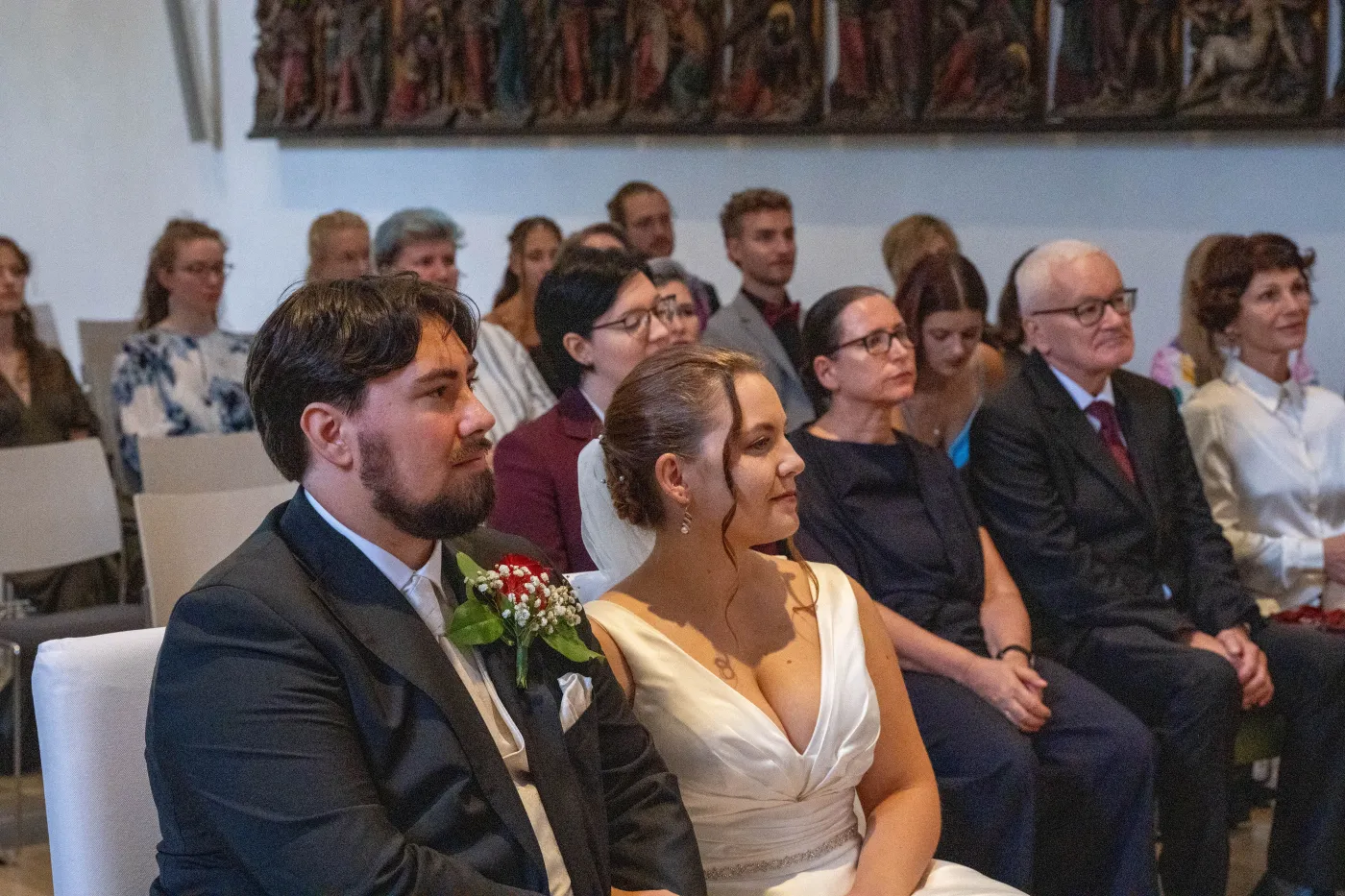 Brautpaar in der Kirchenbank während der Trauung